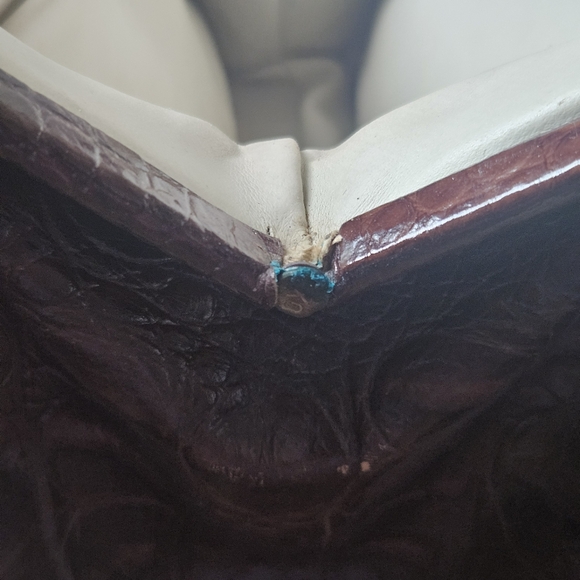 La Mode Faux Alligator Print Handbag - Picture 11 of 14